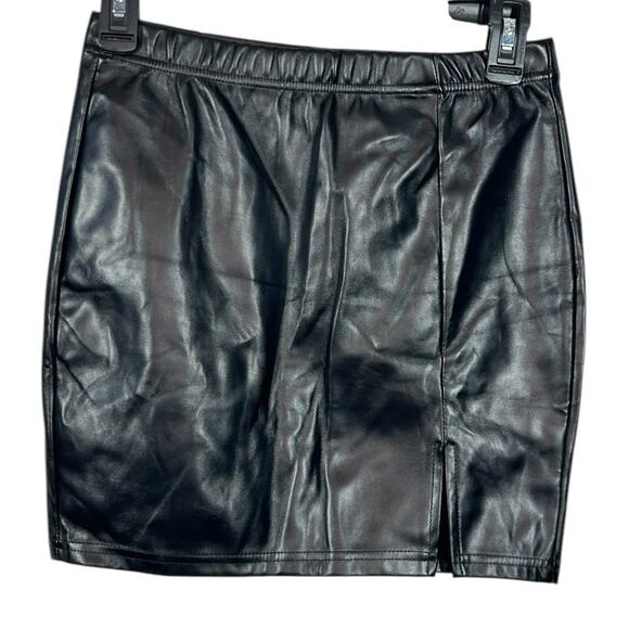 Canton Walker Black Faux Leather Mini Skirt Slit Front Clubwear Size Small - Picture 2 of 9